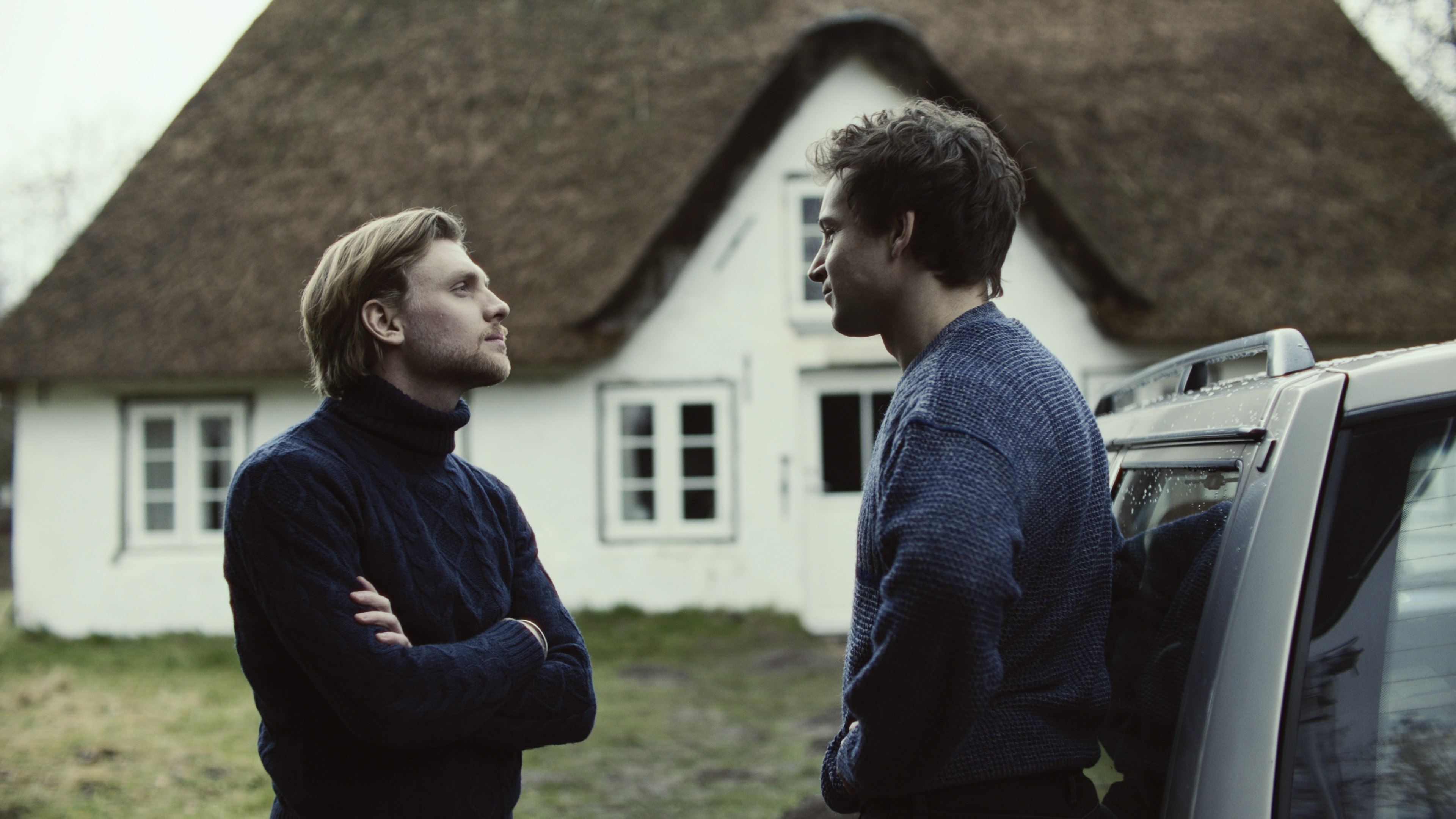 Fiete (Leonard Scheicher, r) und Luca (Johannes Nussbaum, l) treffen sich ungeplant nach zehn Jahren wieder